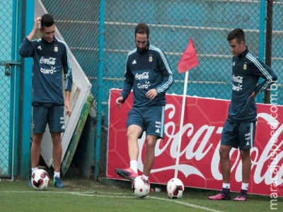 Quatro por um: sem Messi, Argentina enfrenta o Peru com ataque reforçado