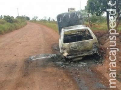 Carro furtado pela manhã é encontrado incendiado em estrada