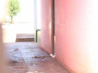 Segurança é encontrado morto prensado entre carro e muro de casa