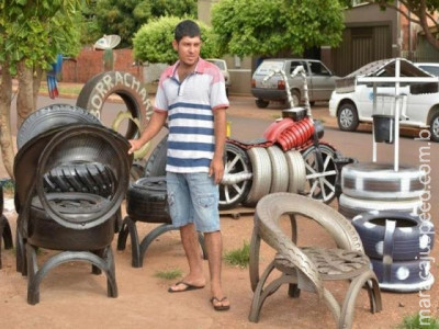 Borracheiro-artesão transforma pneus em arte para driblar " crise "
