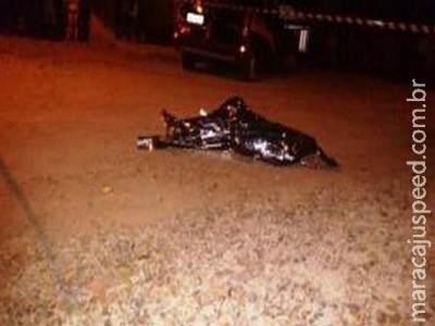 Homem é assassinado com 12 facadas e três tiros