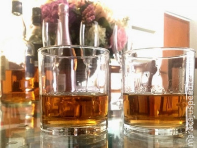 UFG desenvolve testes rápidos para descobrir se uísque é falso