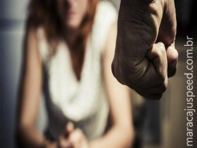 Marido agride mulher com socos e foge da polícia pulando a janela