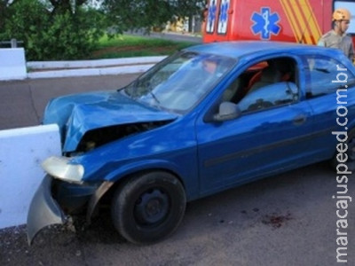Rapaz se atrapalha com sol e bate carro em mureta na Capital