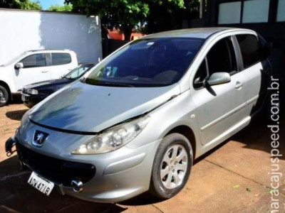 Traficante nota bloqueio, dá meia-volta e abandona 266kg de maconha