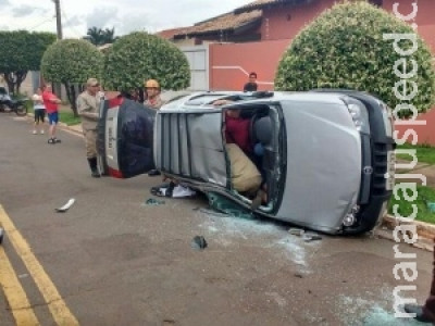 Motorista desrespeita o "Pare", carro capota e 3 mulheres ficam feridas