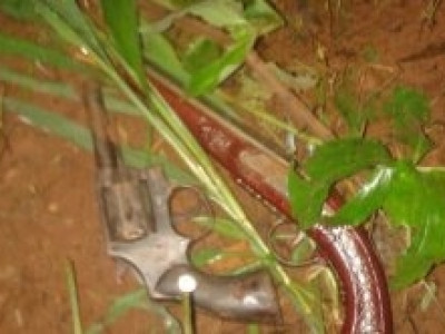 Bandidos fazem família refém e trocam tiros com a polícia durante fuga