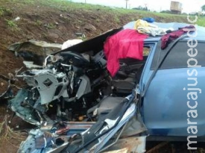 Colisão de carro em carreta mata condutor e deixa irmão ferido