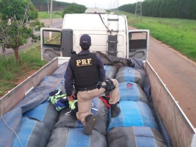 Caminhoneiro é preso com R$ 80 mil em roupas contrabandeadas da Bolívia