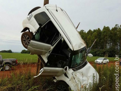 Condutor perde controle, carro capota e para em poste