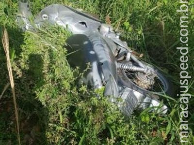 Motocicleta furtada é sucateada e jogada em terreno baldio