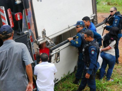 Polícia prende 4 por tentar saquear caminhão tombado