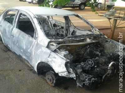 Ladrões roubam carro na saída de universidade em MS e colocam fogo