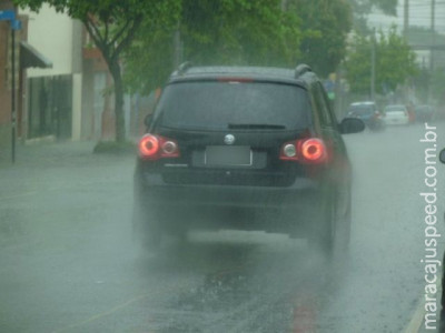Dirigir na chuva requer cuidados especiais. Veja dicas!