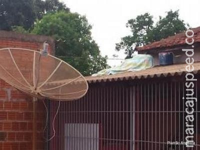 Mulher morre eletrocutada no telhado da casa da neta