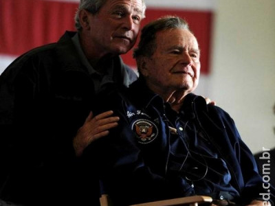  Aos 92 anos, George H. W. Bush é hospitalizado em Houston