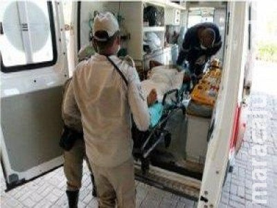 Criança derrama óleo quente na cabeça ao guardar panela