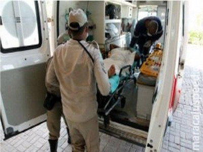 Criança derrama óleo quente na cabeça ao guardar panela