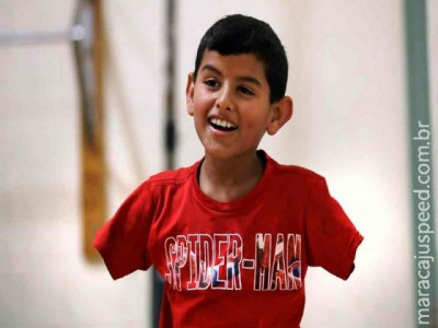  Menino sírio sem braços tratado nos EUA sonha em rever a mãe e os irmãos