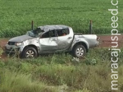 Caminhonete sai da pista durante chuva e capota na BR-060