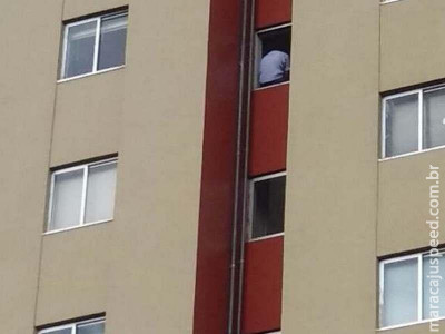 PM negocia e homem desiste de pular de prédio em Dourados