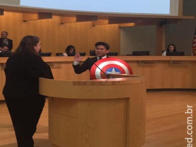  Vereador toma posse segurando escudo do Capitão América nos EUA