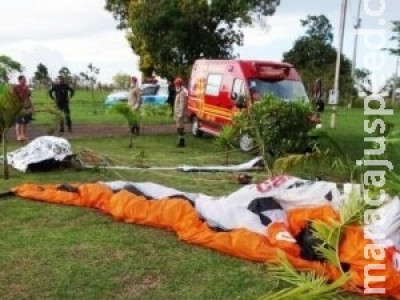 Paramotor cai em chácara após pane e mata empresário de 40 anos