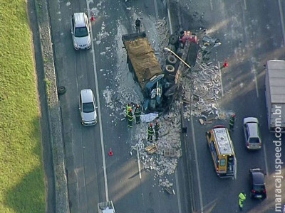 Acidente grave entre caminhões deixa dois mortos em rodovia 