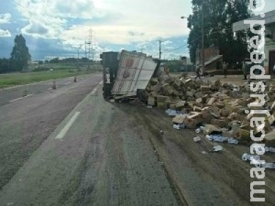 Caminhão carregado de álcool tomba na BR-262