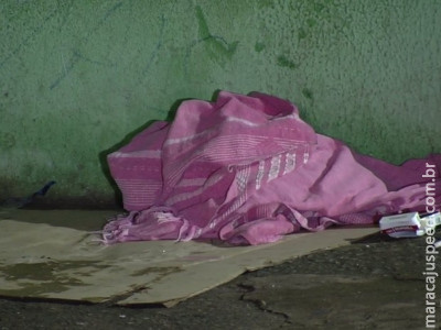 Mulher é morta a tiros em calçada 