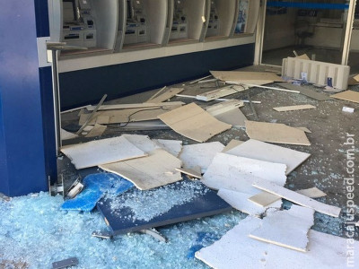 Quadrilha fortemente armada explode agência bancária