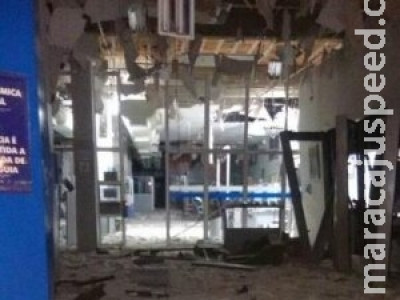 Com armamento pesado, bandidos invadem e explodem banco em MS