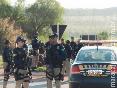 Operação prende 48 pessoas, recupera veículos e apreende drogas