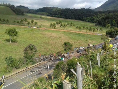 Acidente com ônibus e carreta mata 21 pessoas