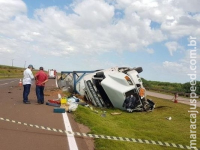 Caminhão carregado com produto químico tomba e bloqueia BR-163