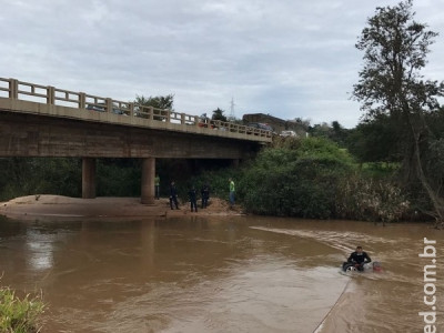  Carro cai de ponte em rodovia de MS e três pessoas morrem