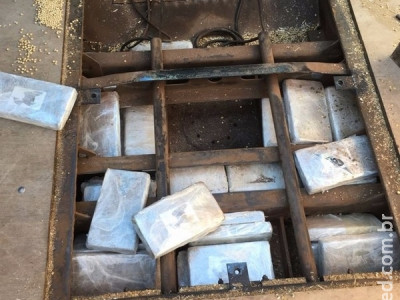 Cocaína é encontrada camuflada em carga de soja