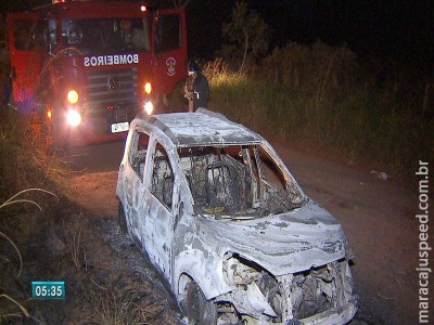 Homem é rendido, tem veículo roubado e queimado