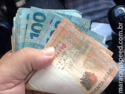 Taxista devolve carteira com R$ 1,2 mil perdida por passageira