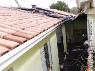 Vizinhos ajudam moradora a conter incêndio em edícula