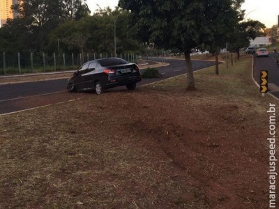 Condutor se envolve em acidente, abandona carro e foge