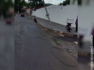Entregador quase é degolado por fio que caiu de poste
