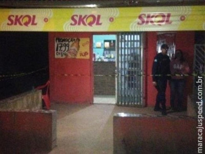 Homem é morto ao ser atingido por tiros em comércio