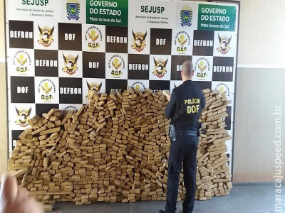 Polícia encontra carro abandonado com 909 kg de maconha
