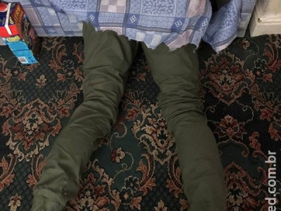 Suspeito tenta se esconder da polícia sob cama, mas fracassa