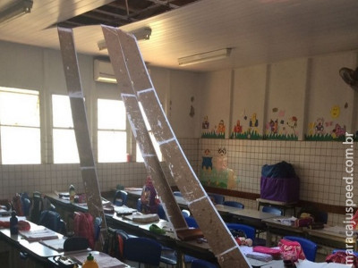 Após ventania, parte do telhado de sala de aula desaba