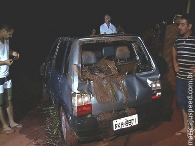 Casal morre afogado após carro cair em represa