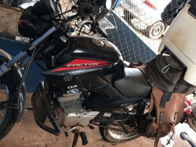 Funcionário tem moto levada enquanto arrumava cavalete de água