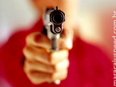 Homem é atingido por dois tiros ao atender chamado no portão