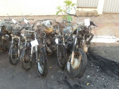 Motos e carros são incendiados em frente de presídio na Capital